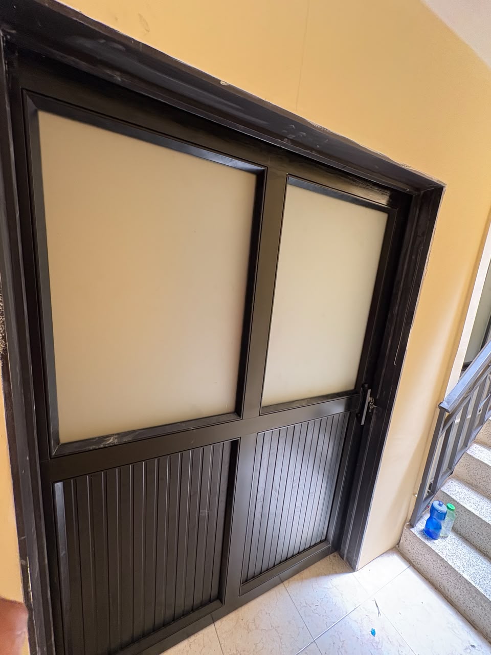 Puerta corrediza en aluminio